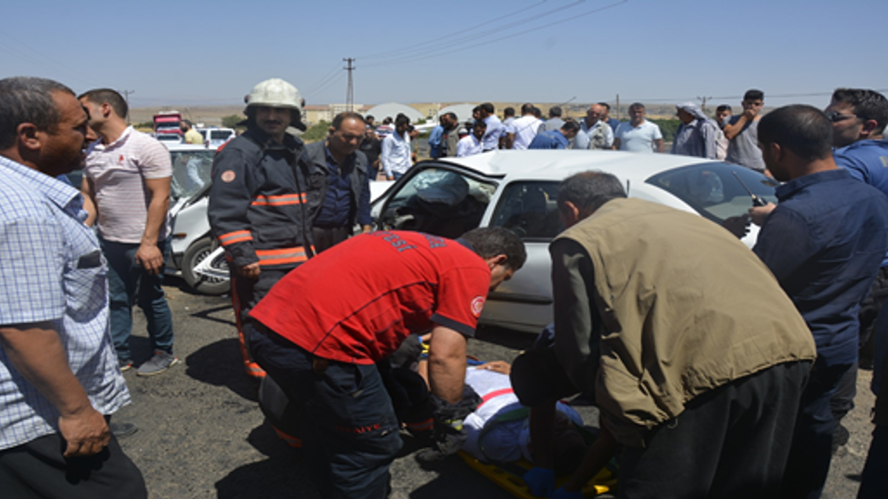 Şanlıurfa'da İki Otomobil Çarpıştı, 3 Yaralı