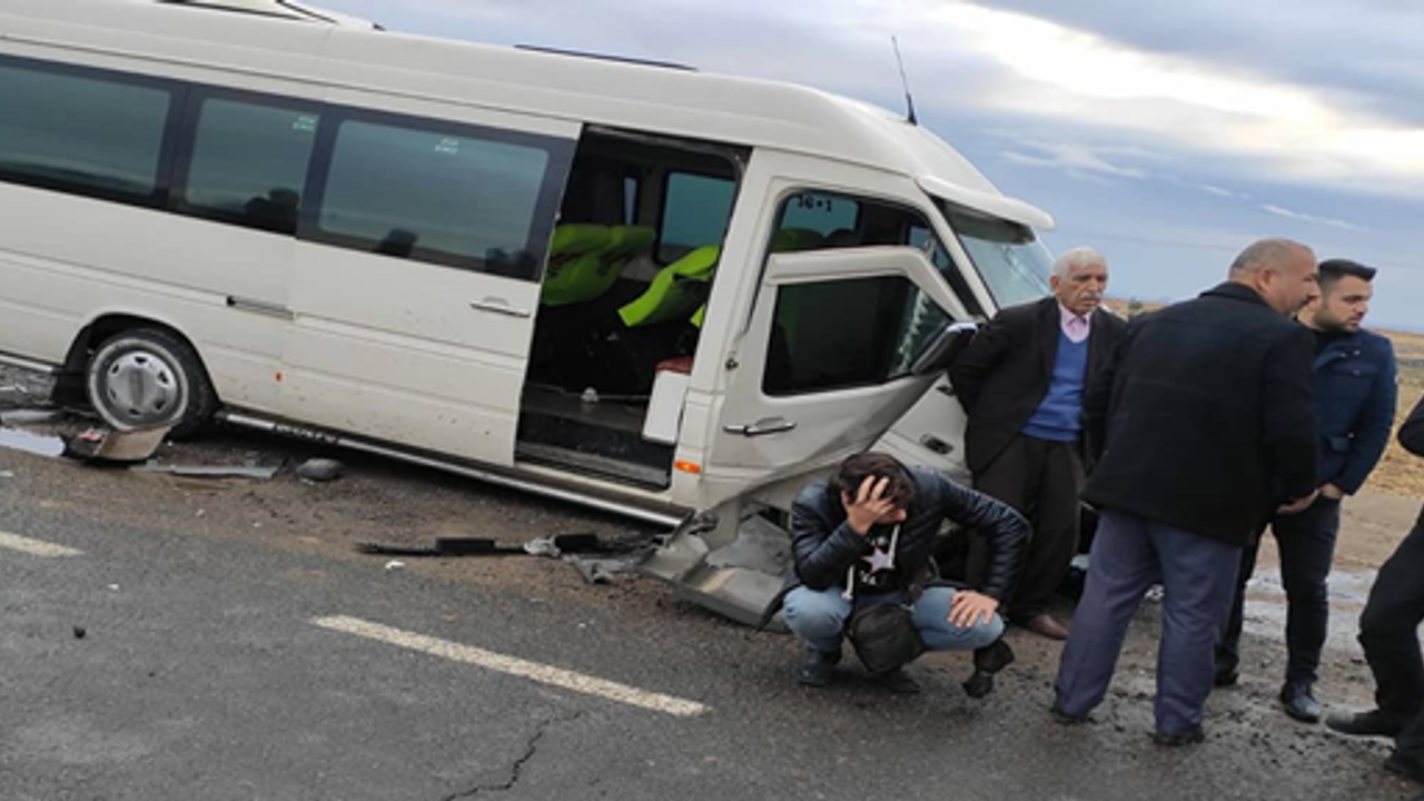 Urfa'da Minibüs Otomobil İle Çarpıştı, 6 Yaralı