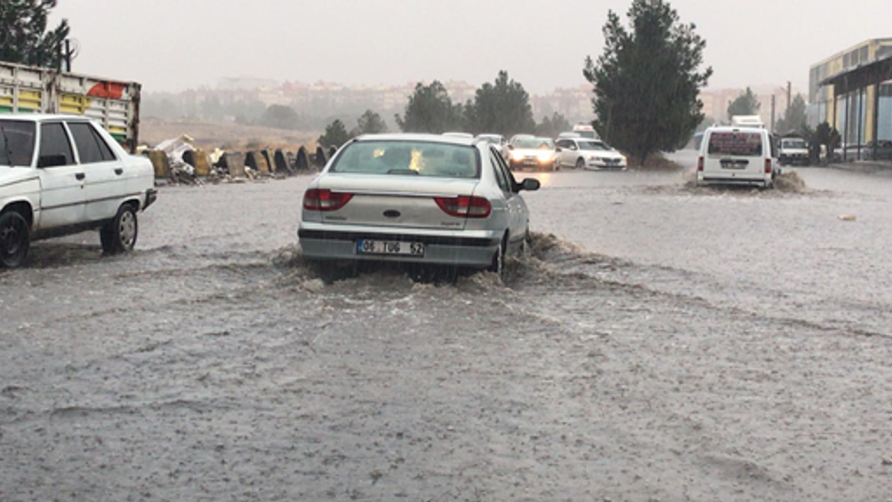 Şanlıurfa'da sağanak yağış etkili oldu