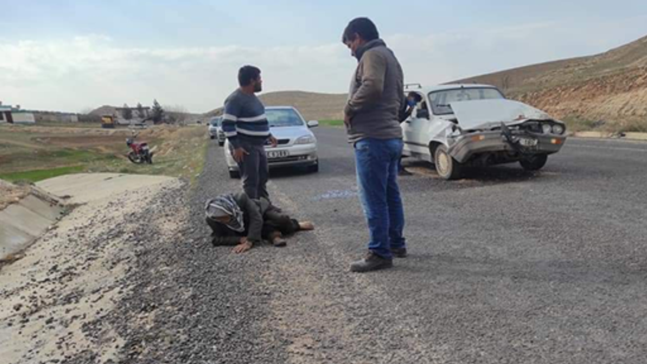 Şanlıurfa'da otomobil traktöre çarptı