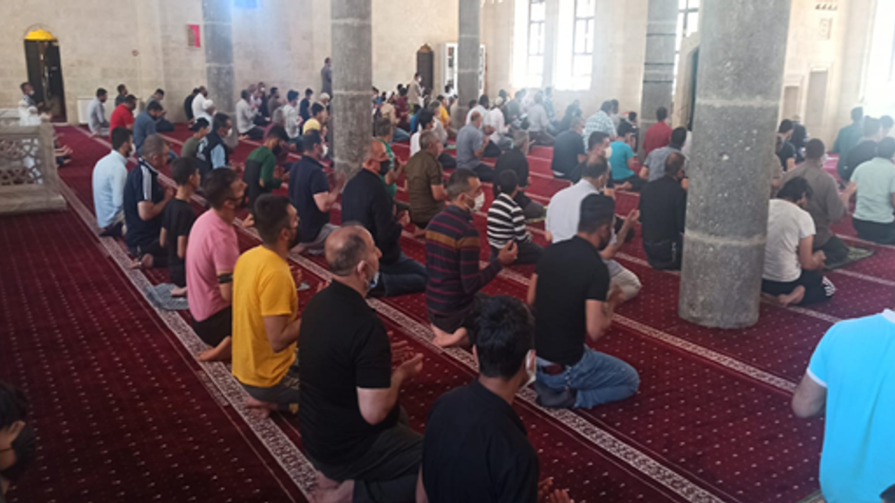 Şanlıurfa'da Cuma namazından sonra yağmur duası yapıldı