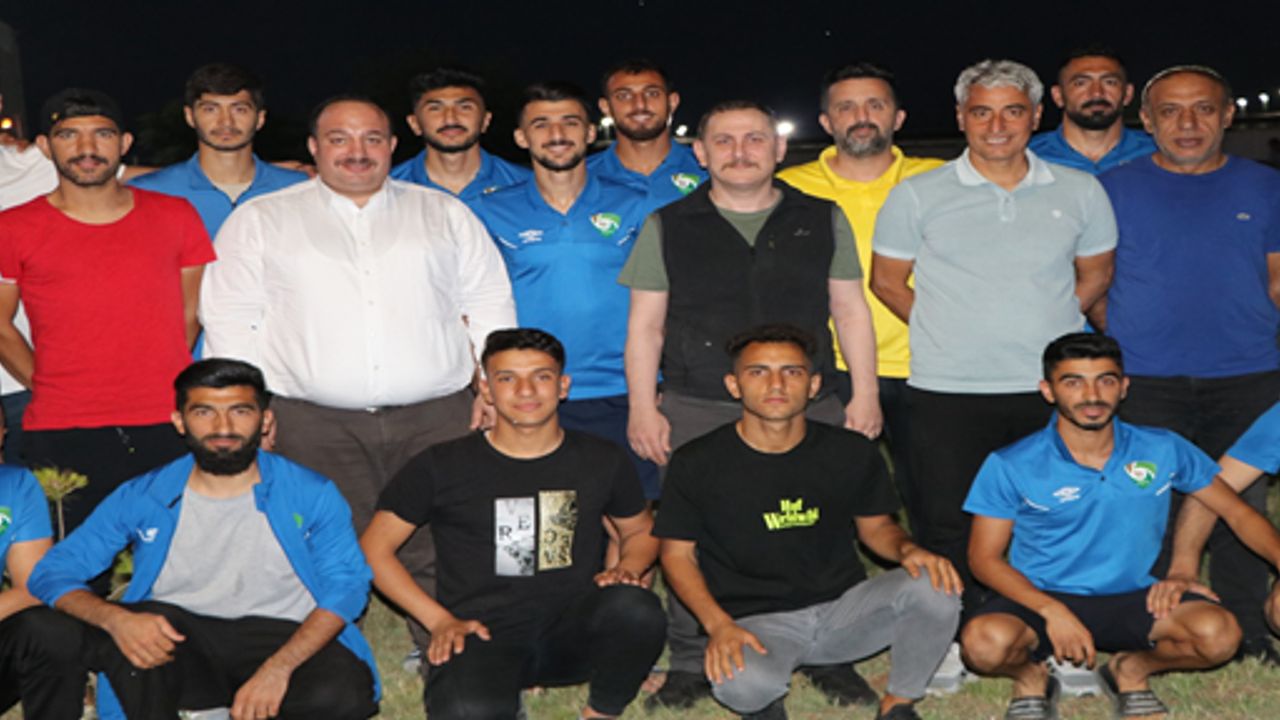 Başkan Ekinci'den maç öncesi futbolculara moral yemeği