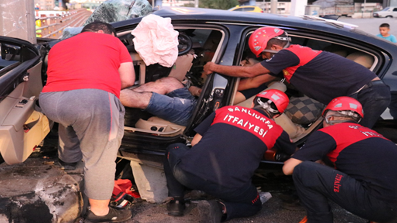 Urfa'da kontrolden çıkan otomobil direğe saplandı!