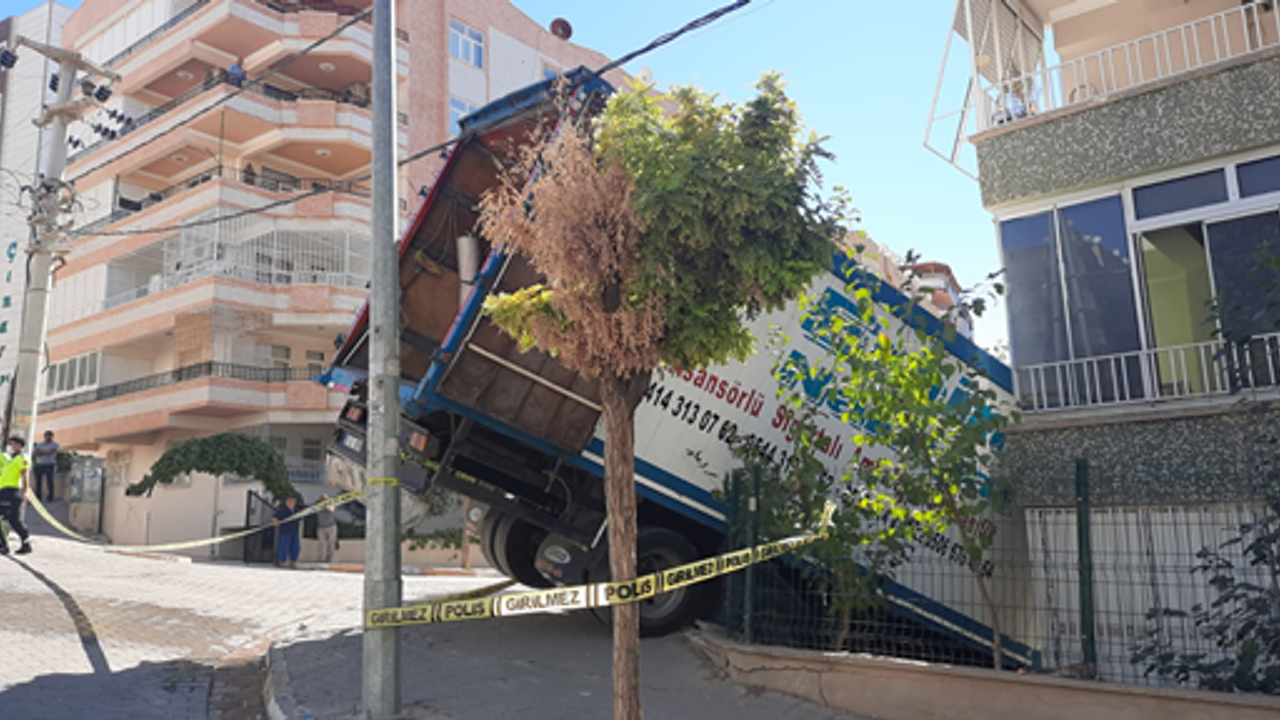 Urfa’da freni boşalan kamyon eve girdi!