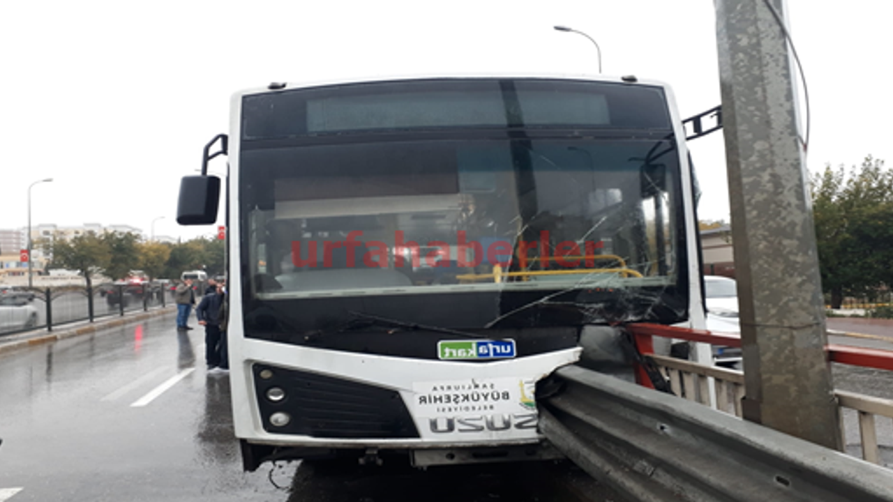 Haliliye'de otobüs demir bariyere saplandı