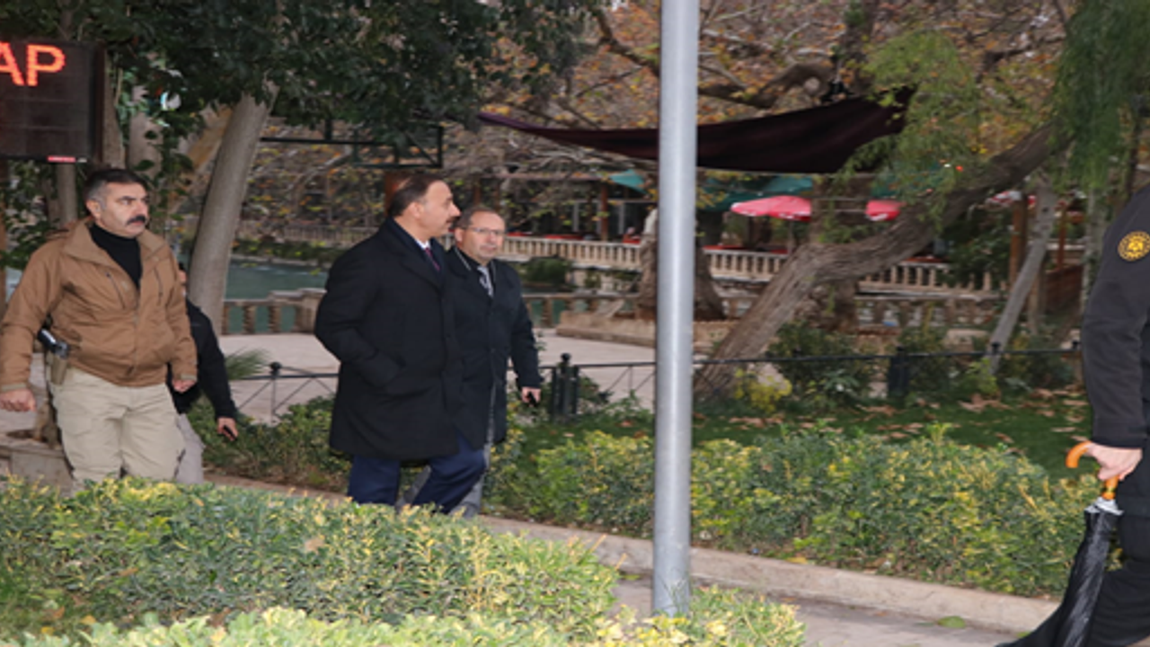 Vali Erin, Kale Çevresinde İncelemelerde Bulundu