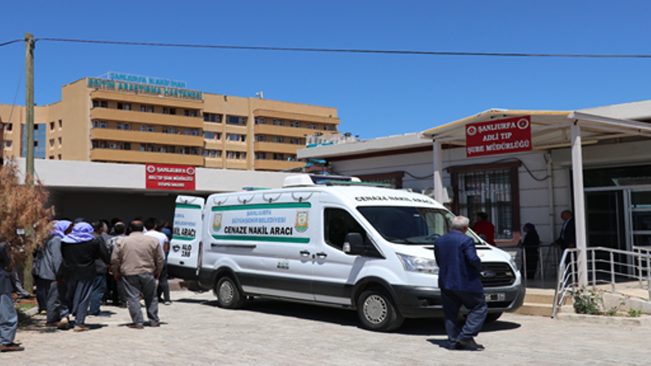 Akçakale'de baba aracı ile geri manevrada oğlunu ezdi