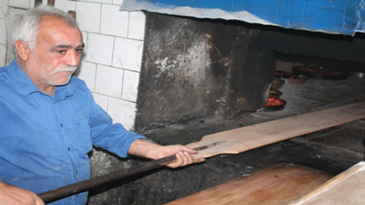 Urfa'da fırıncı esnafı , kışın gömlekle çalışıyor