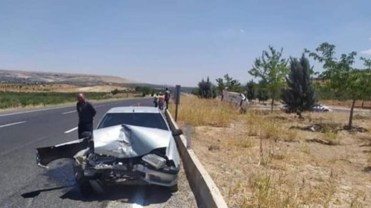 Bozova yolunda iki araç çarpıştı,  3 yaralı