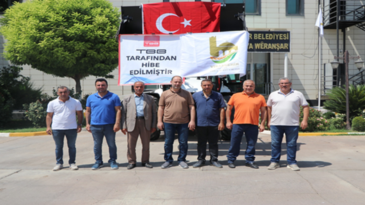 Türkiye Belediyeler Birliği’nden Viranşehir Belediyesine kepçe hibe edildi