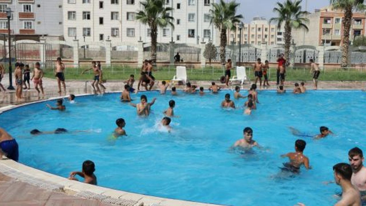 ŞANLIURFALI GENÇLER, BÜYÜKŞEHİR YÜZME HAVUZLARINDA SERİNLEDİ