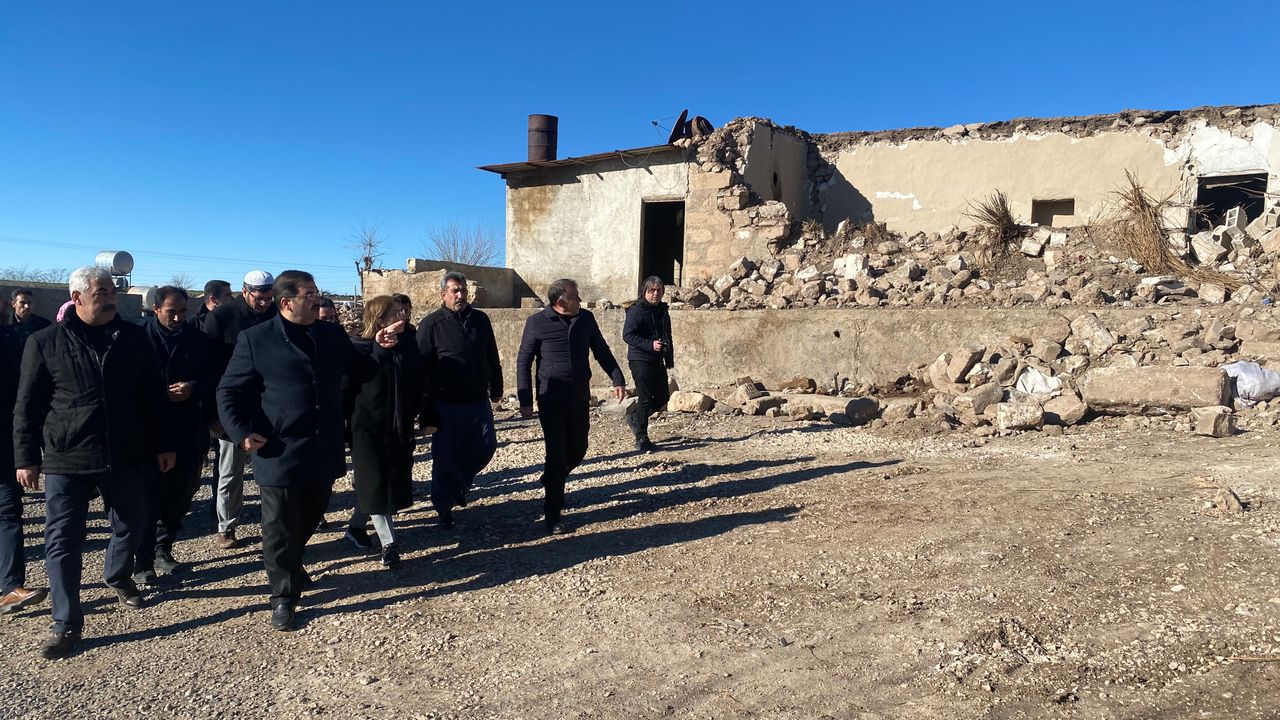 BAŞKAN CANPOLAT DEPREMDEN ETKİLENEN KIRSAL MAHALLELERİ ZİYARET ETTİ