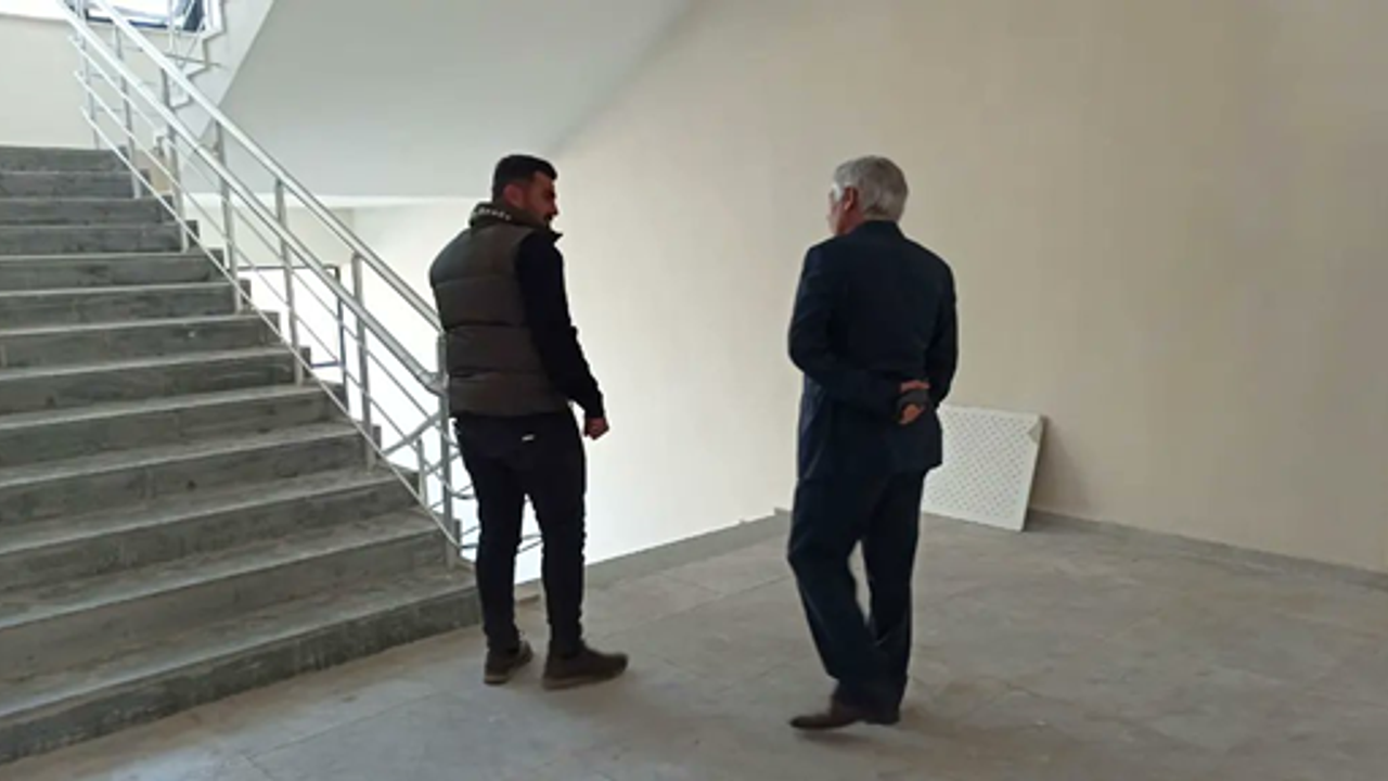 Depremde hasar gören okullara karşı alternatif okullar açılıyor