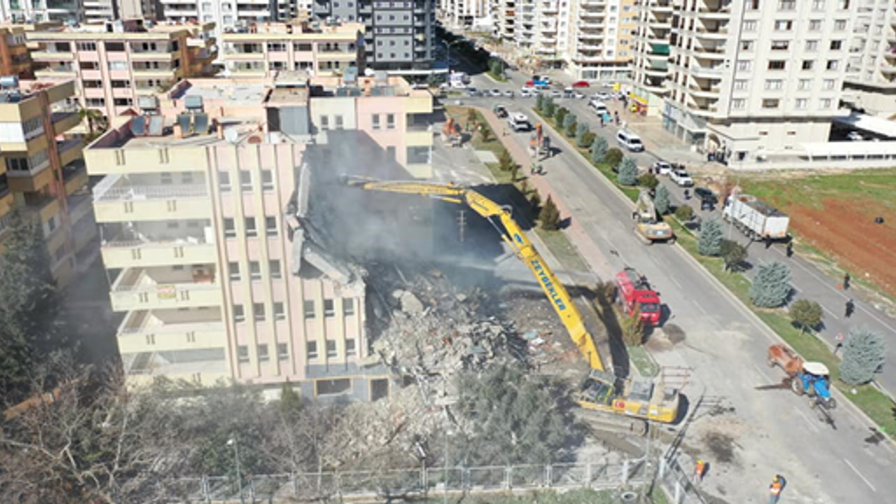 Haliliye'de ağır hasarlı binalarda yıkım başladı