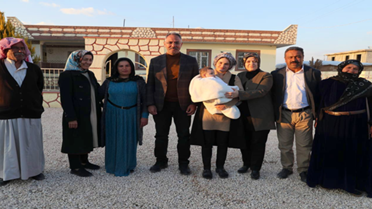 Köseoğlu, 130 saat sonra enkazdan çıkarılan bebeği ziyaret etti