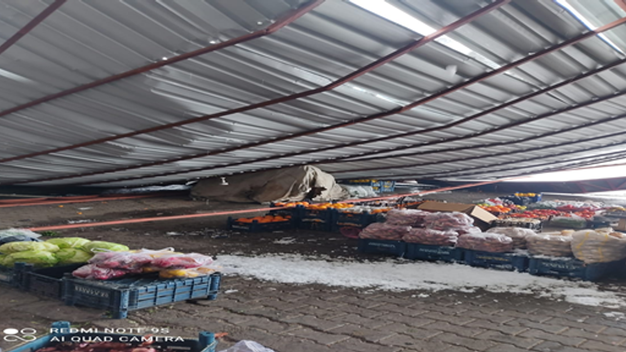 Şanlıurfa’da kar nedeniyle bir çok iş yerin tentesi çöktü