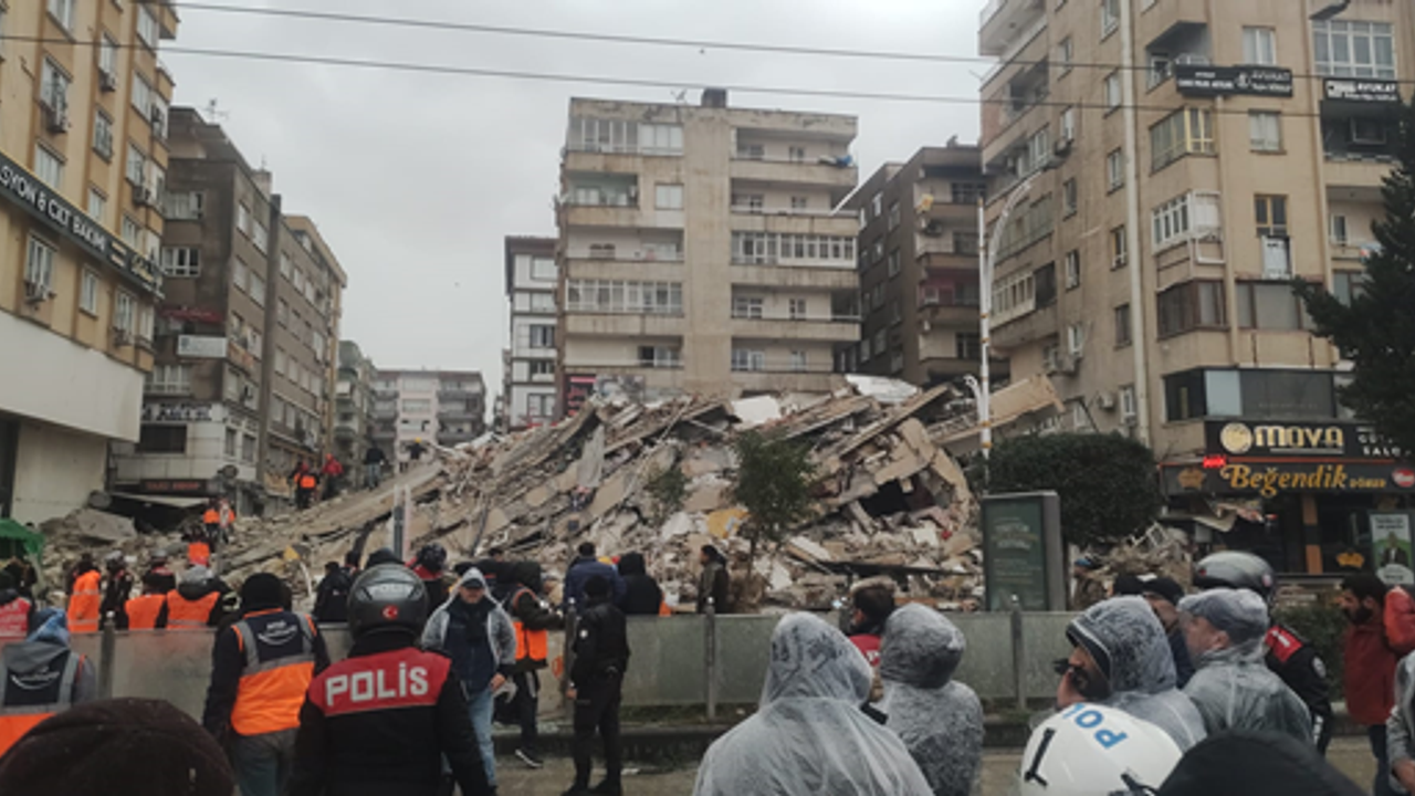 Şanlıurfa’da yine sallandı Bir bina çöktü