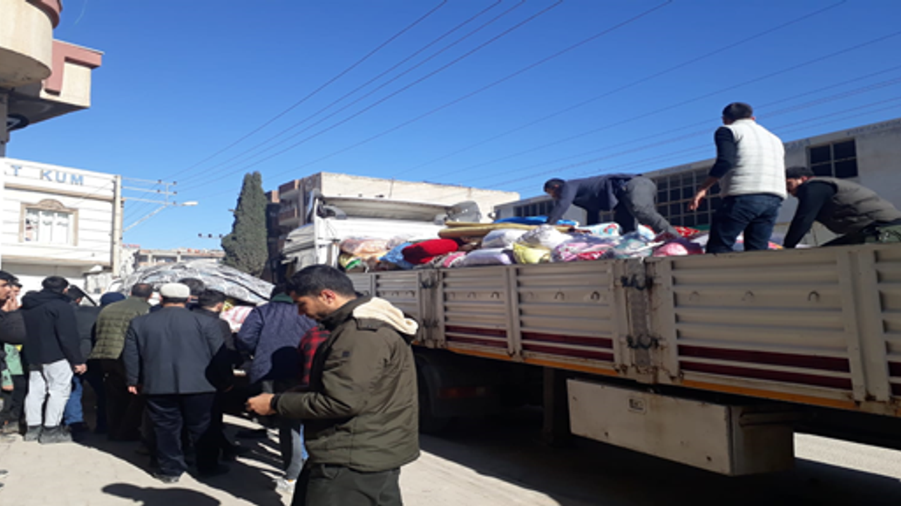 Urfa'dan yardım tırlara yola çıktı