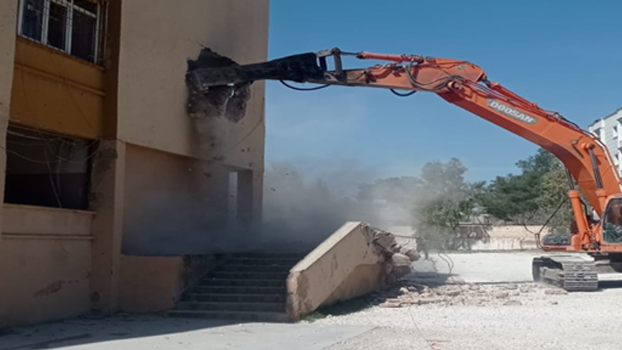 Akçakale’de depremde ağır hasar alan okul yıkılıyor