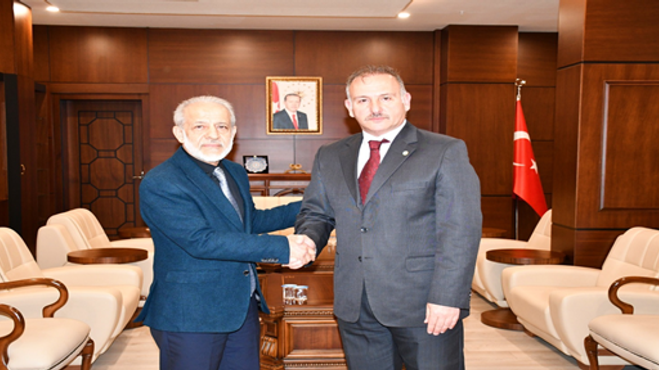 Prof. Dr. Mehmet Tahir Güllüoğlu, Rektörlük Görevini Devraldı