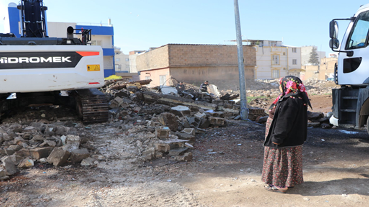 Viranşehir’de Depremde hasar gören evler yıkılıyor