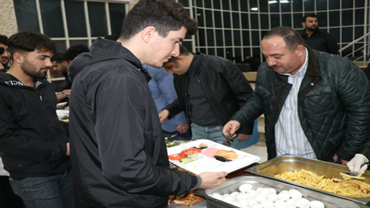 Başkan Ekinci, gençlerle sahur yaptı