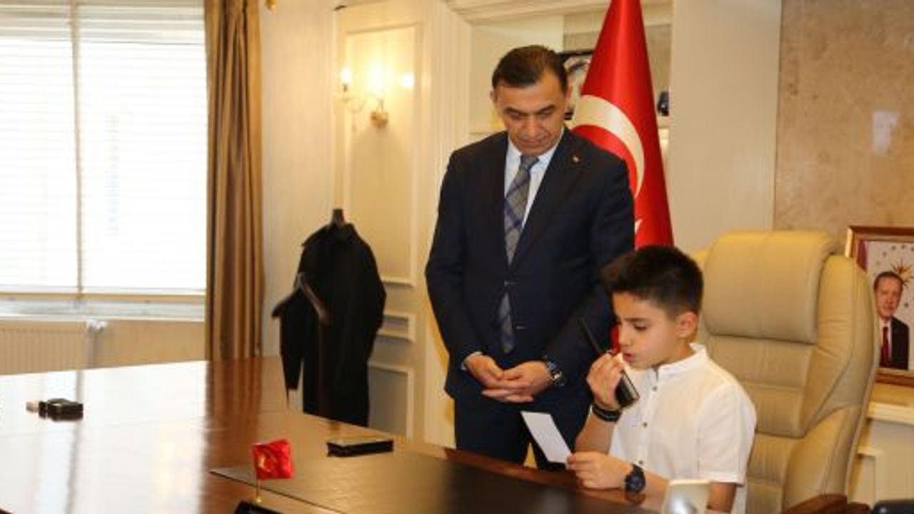 Müdür Ulucan koltuğunu minik Göktürk’e devretti