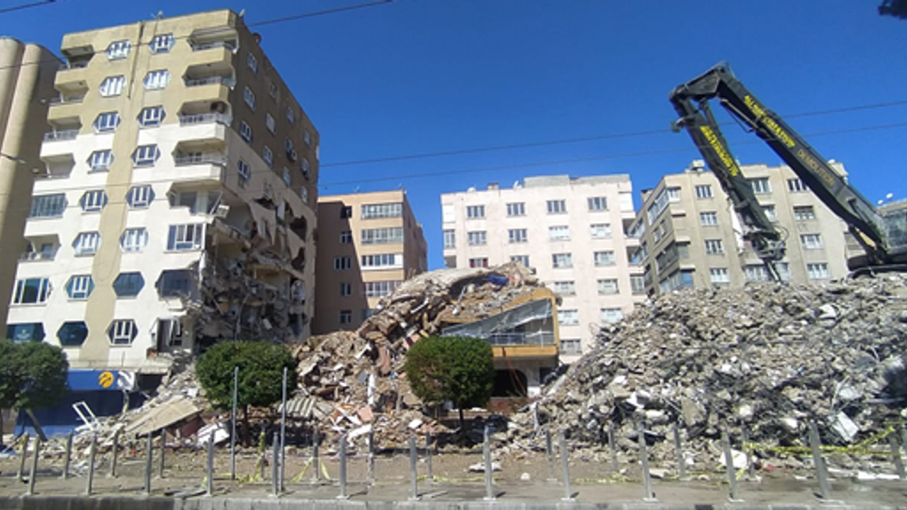 Şanlıurfa’da kontrollü yıkılan bina, yandaki apartmana zarar verdi