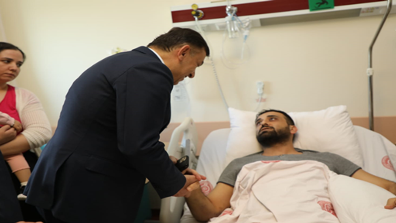 Vali Ayhan, Yaralı polisi ziyaret etti.