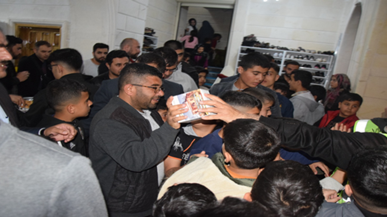 Viranşehir’de Kadir gecesinde kandil simidi dağıtıldı