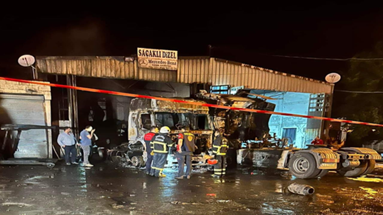 Evren Sanayinde çıkan yangında 2 tır yandı