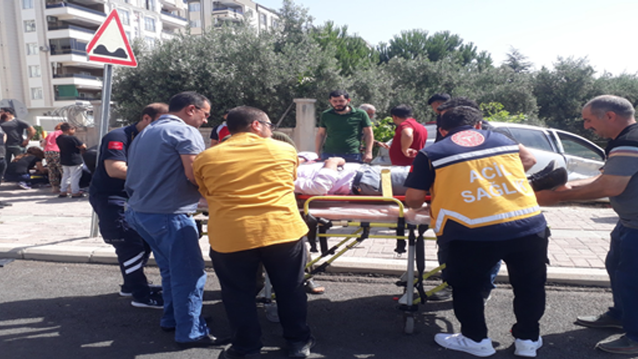 Karaköprü'de hafif ticari araç ile otomobil çarpıştı, 4 yaralı