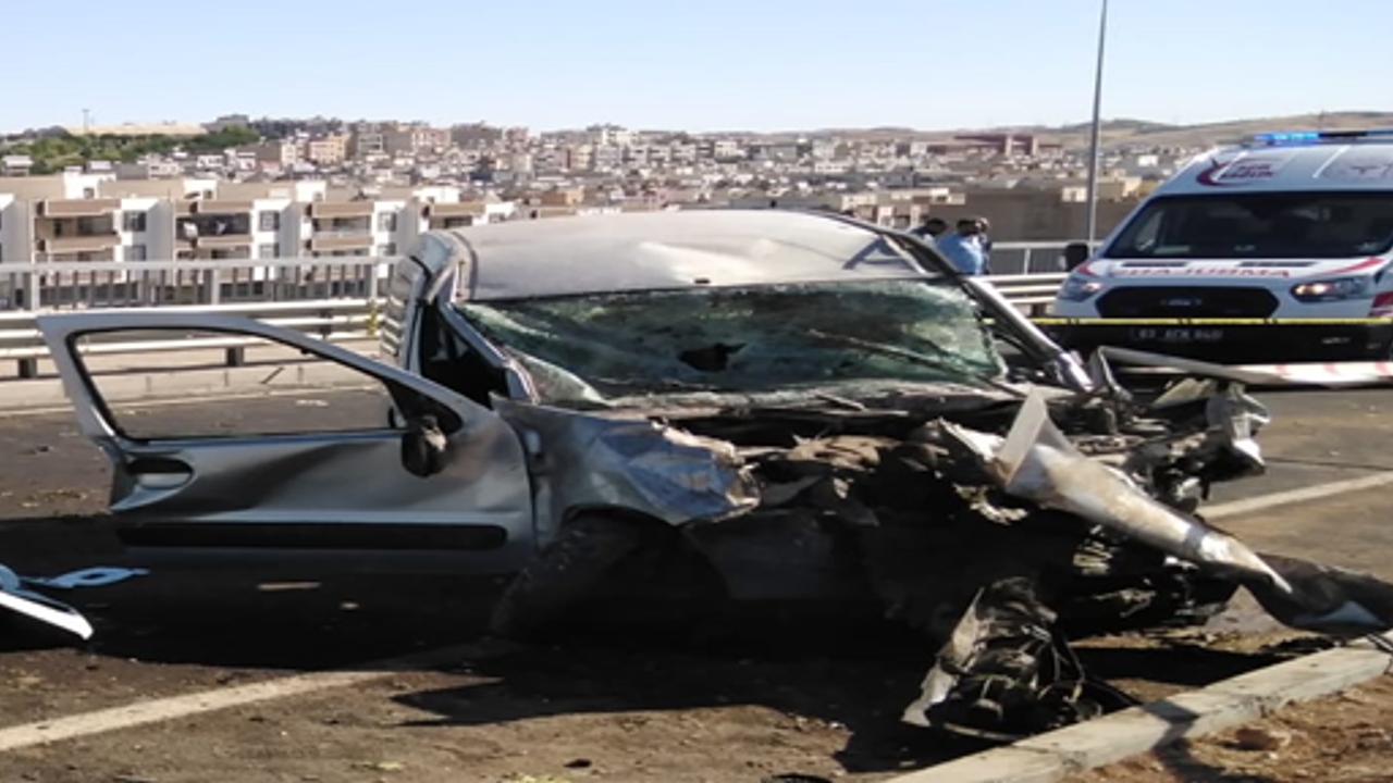 Karaköprü’de hafif ticari araç ile otomobil çarpıştı, 1 ölü, 4 yaralı