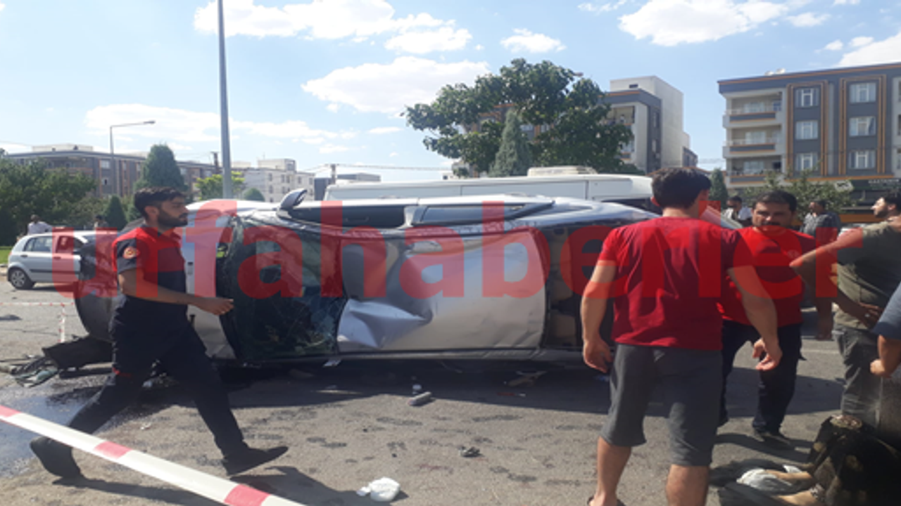 Şanlıurfa’da araçlar hurda yığınına döndü, 2 ağır yaralı