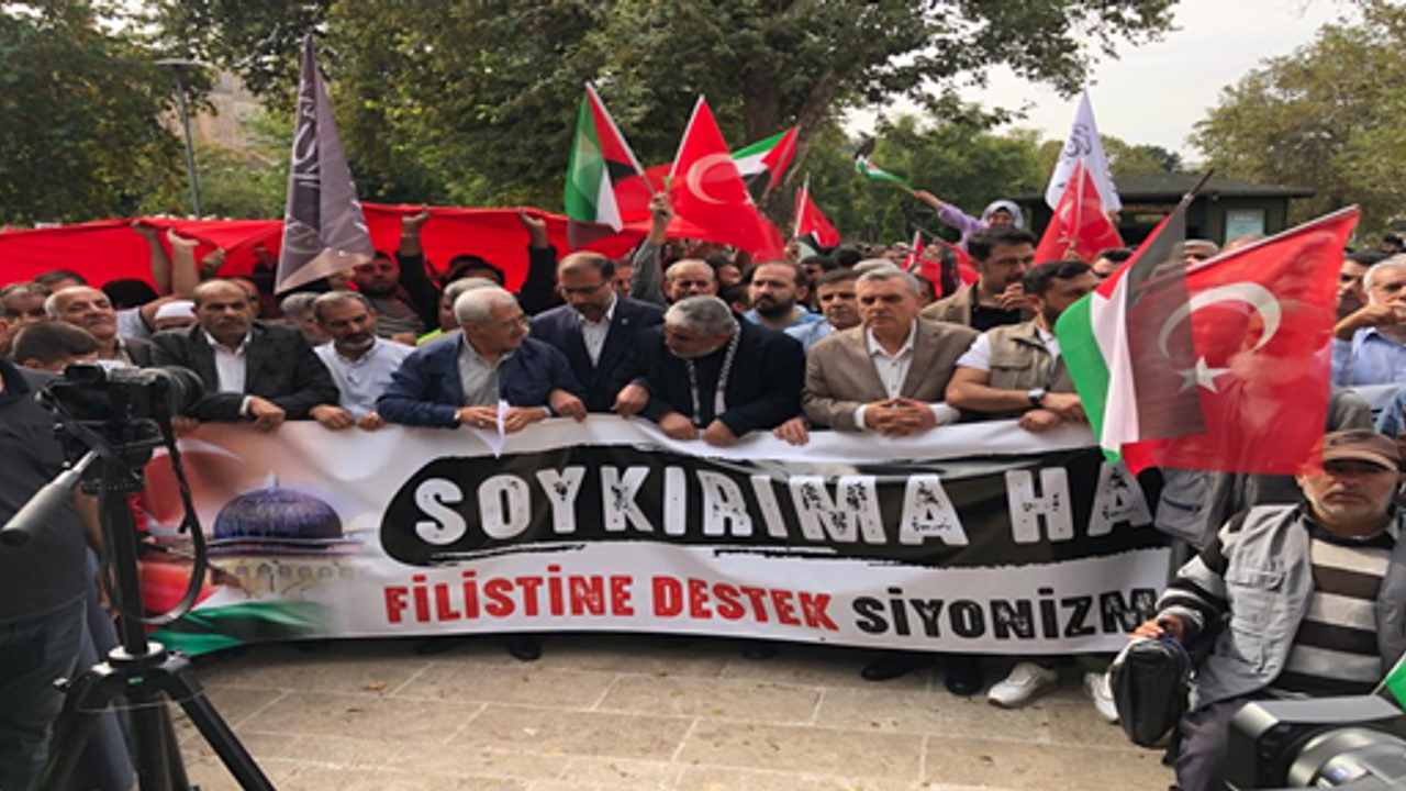 Cuma namazın ardından İsrail protestosu edildi