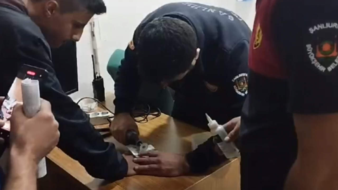 Parmağına yüzük sıkıştı, itfaiye ekipleri kurtardı