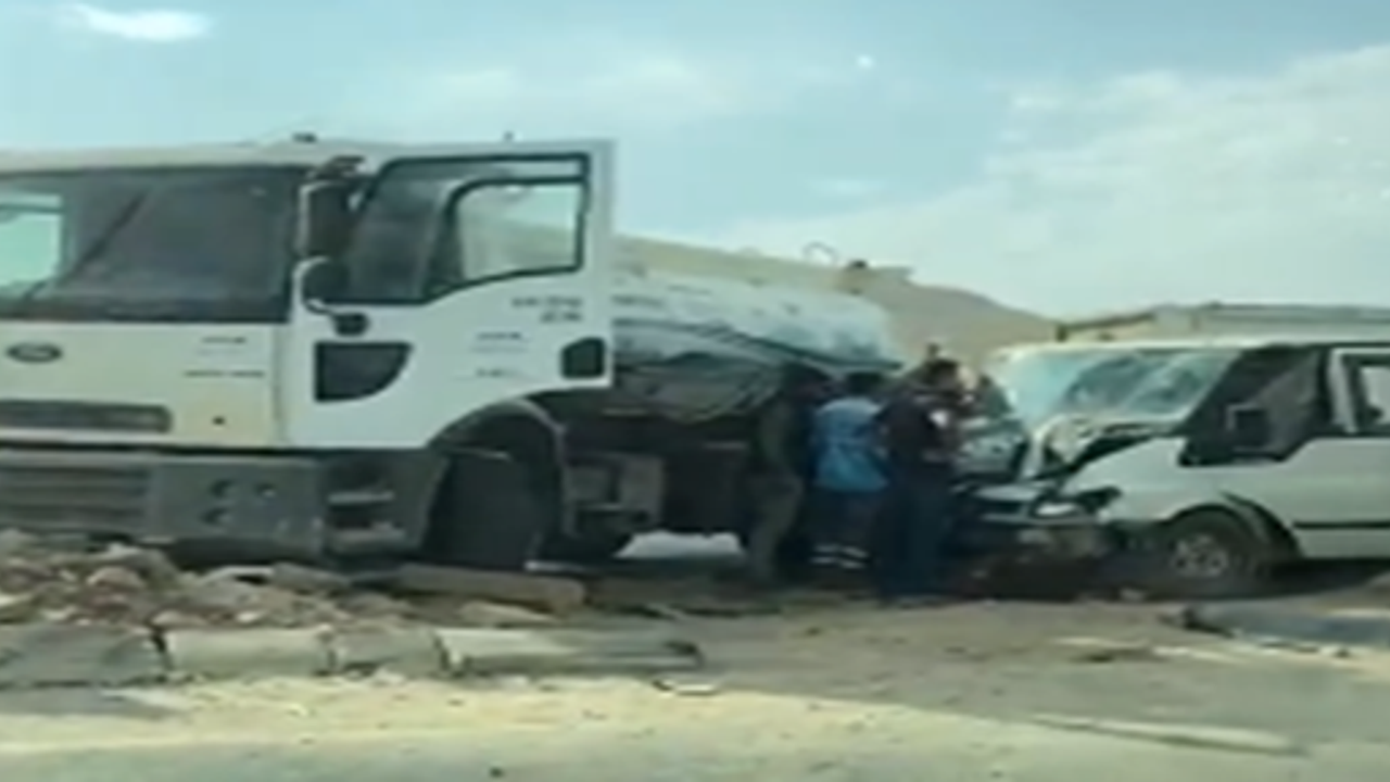 Refüjde sulama yapan kamyon ile Minibüs çarpıştı, 3 yaralı