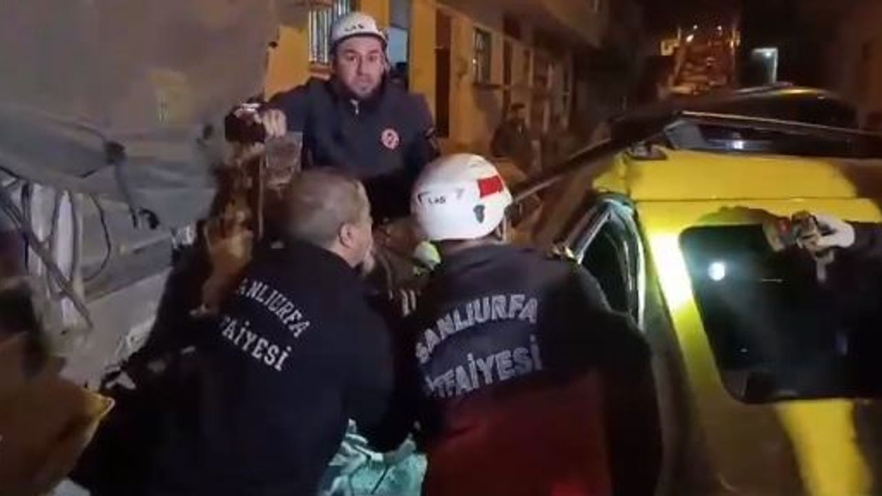 Eyyübiye'de ticari araç, park halindeki tırın altına girdi