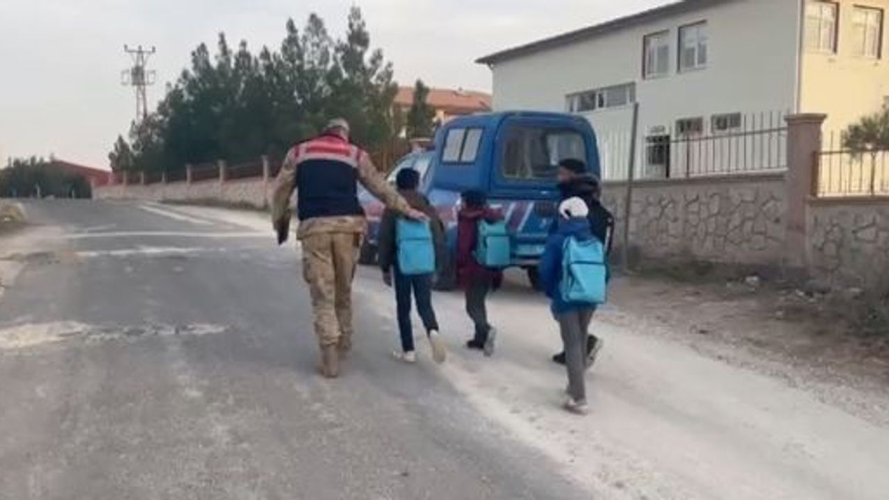 Jandarma 620 personel ile okul denetimi yaptı