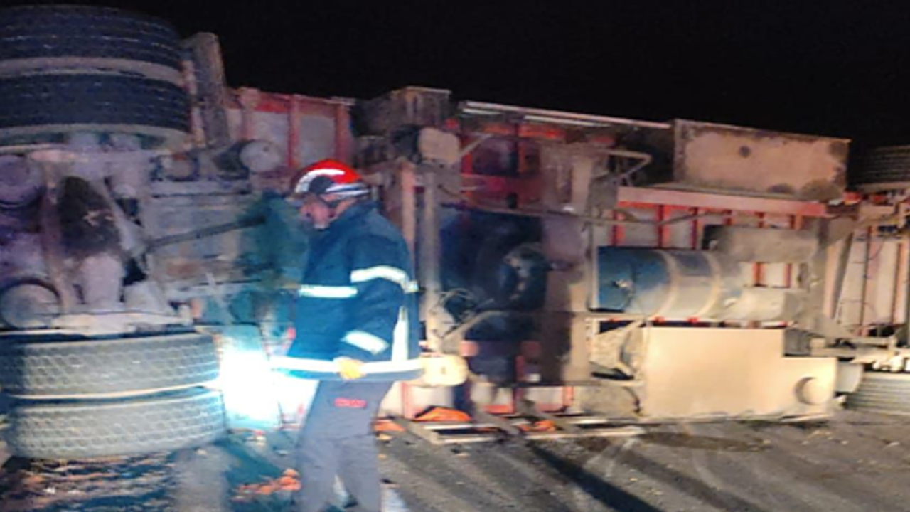 Şanlıurfa otobanda tır devrildi, 2 yaralı