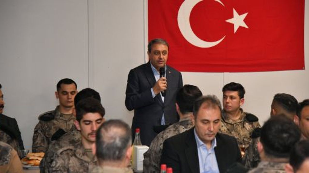 Vali Şıldak, Tel Abyad'da iftara katıldı