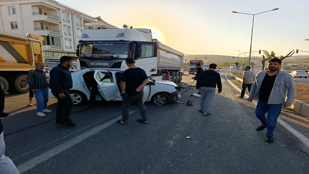Bozova’da Hafriyat Tırı ile Otomobil Çarpıştı