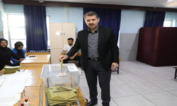 Vali Ayhan, oyunu kullandı