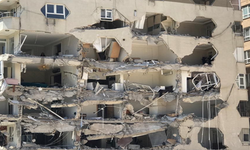 Urfa'da dış duvarının bir kısmı yıkılan bina görüntüsü tedirginlik yaratıyor