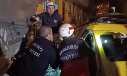Eyyübiye'de ticari araç, park halindeki tırın altına girdi