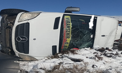Viranşehir’de karlı yolda yolcu minibüsü devrildi!