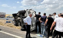 Şanlıurfa’da seyir halindeki kamyon devrildi, 2 yaralı