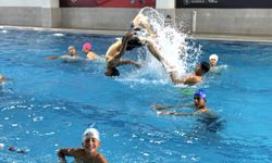 Eyyübiyeli Gençler Sıcaktan Kaçıp Havuza Dalıyor