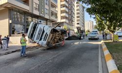 Şanlıurfa’da kum yüklü tır devrildi: 1 yaralı