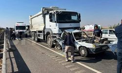 Şanlıurfa’da hafriyat kamyonu ile otomobil çarpıştı, Baba öldü oğlu ağır yaralandı